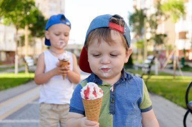 Sevimli sevimli küçük çocuk Gofret bardağı dondurma yemek
