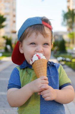 Sevimli küçük çocuk bir Dondurma külahı çilek reçeli ile tutarak 