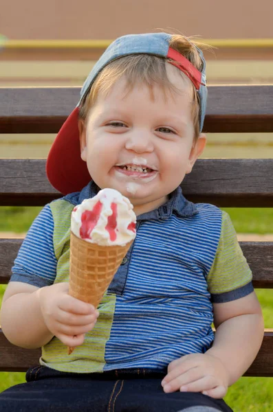 Carino affascinante bambino mangiare gelato da wafer tazza — Foto Stock