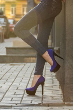 Dar kot pantolon ve mavi kadife hig güzel ince kadın bacaklar