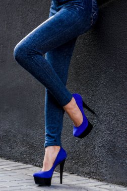 Dar kot pantolon ve mavi kadife hig güzel ince kadın bacaklar