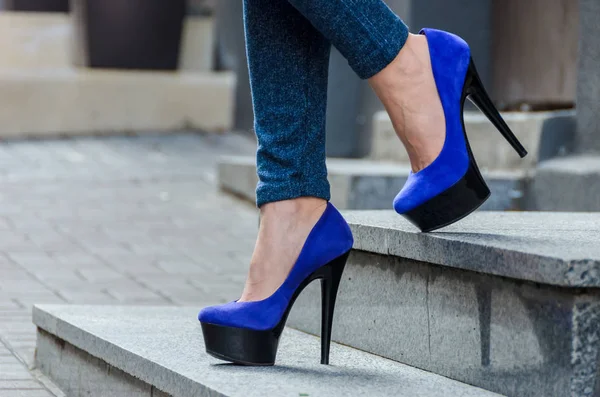 Красивые тонкие женские ноги в узких джинсах и синей бархатной хижине — стоковое фото
