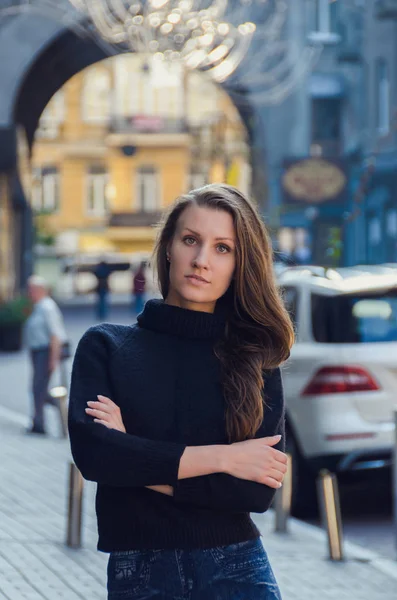 Vertrouwen, stijlvolle, slanke vrouw staat op de straat in b stad — Stockfoto