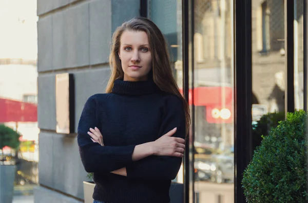 Elegante, esbelta, mulher confiante fica na rua da cidade em b — Fotografia de Stock