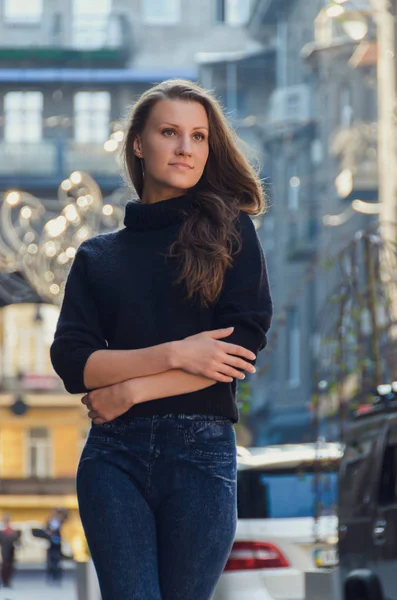 Elegante, esbelta, mulher confiante fica na rua da cidade em b — Fotografia de Stock