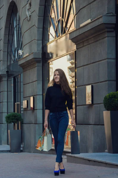 Mooie slanke modieuze en stijlvolle vrouw in strakke jeans en — Stockfoto