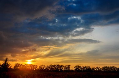 Gün batımında kabarık bulutlar