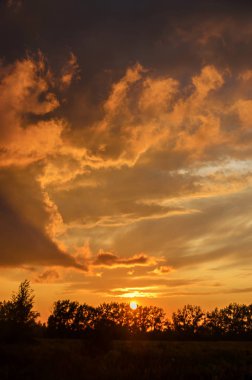 Gün batımında kabarık bulutlar