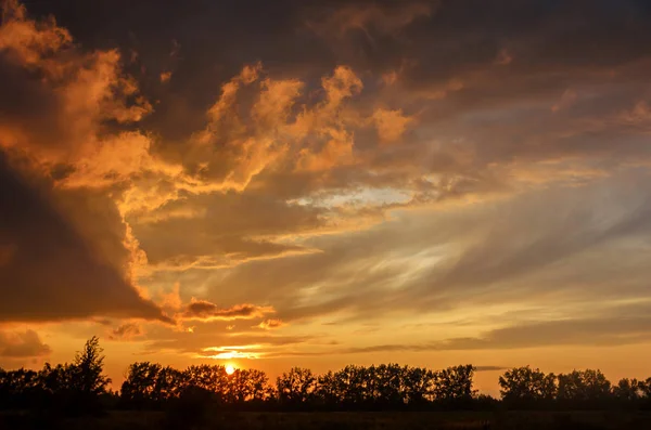Gün batımında kabarık bulutlar