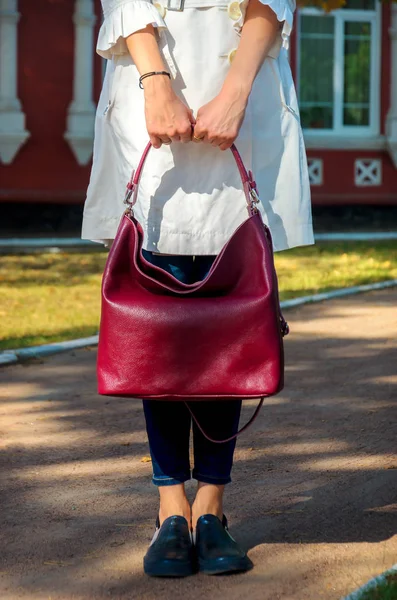 Stílusos, divatos nő tart egy bőr táska — Stock Fotó