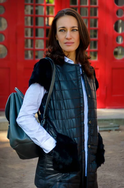 Mujer con estilo de moda en un chaleco y camisa blanca con un — Foto de Stock