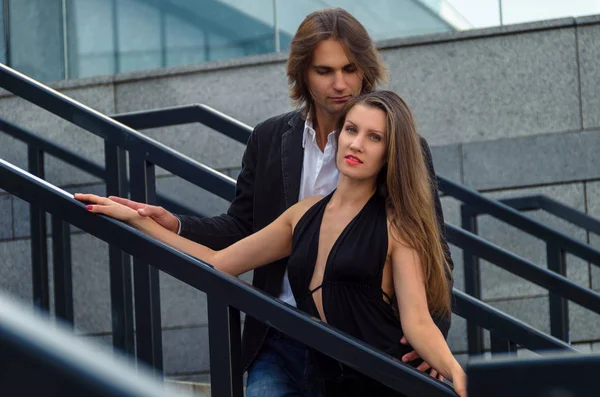 Модна нахабна пара в елегантних костюмах стоїть на сірому g — стокове фото