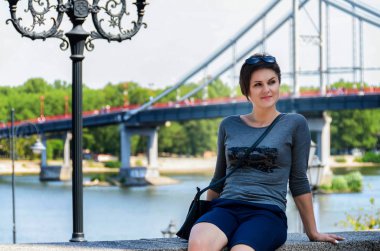 Güzel ince esmer kadın kısa bir saç modeli Güneş gözlüğü ile