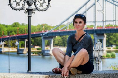 Güzel ince esmer kadın kısa bir saç modeli Güneş gözlüğü ile