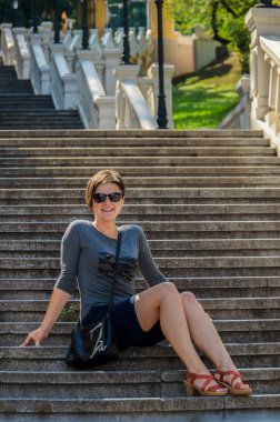 Güzel ince esmer kadın kısa bir saç modeli Güneş gözlüğü ile