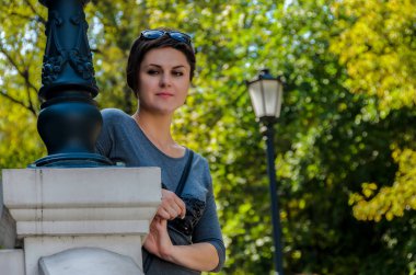 Güzel ince esmer kadın kısa bir saç modeli Güneş gözlüğü ile