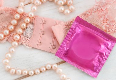 Narin pembe dantel iç çamaşırı, inci boncuk ve bir paket bir co ile