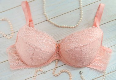 Narin pembe dantel sütyen ve inci boncuklar