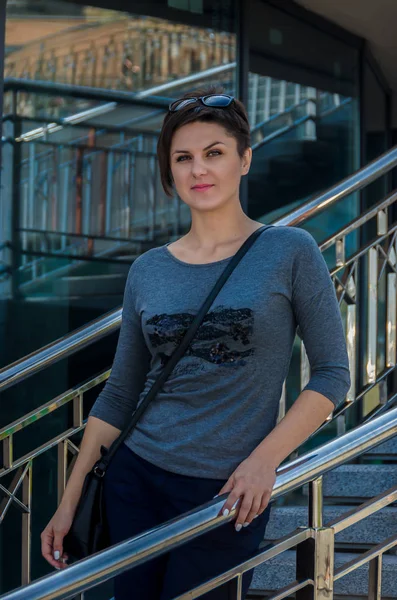 Güzel ince esmer kadın kısa bir saç modeli Güneş gözlüğü ile