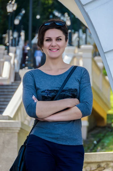 Güzel ince esmer kadın kısa bir saç modeli Güneş gözlüğü ile