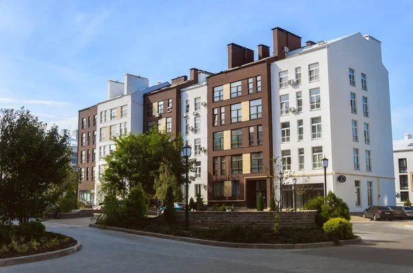 Güzel yeni modern konut kompleksi. Beyaz ve kahverengi evleri
