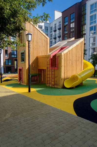 Moderno patio de juegos de madera brillante inusual (lodge para niños ) —  Fotos de Stock