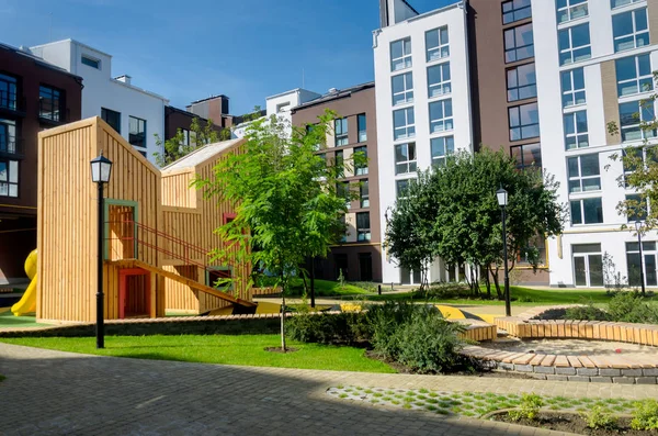 Moderno patio de juegos de madera brillante inusual (lodge para niños ) — Foto de Stock