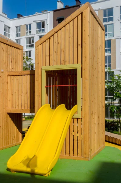 Modern alışılmadık parlak ahşap Bahçesi (çocuk lodge)