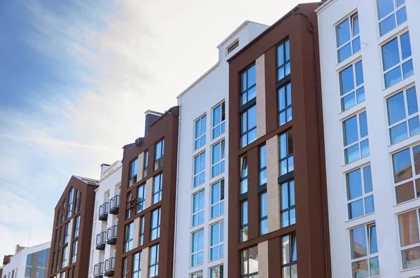 Beautiful new modern residential complex. White and brown houses — Stock Photo, Image