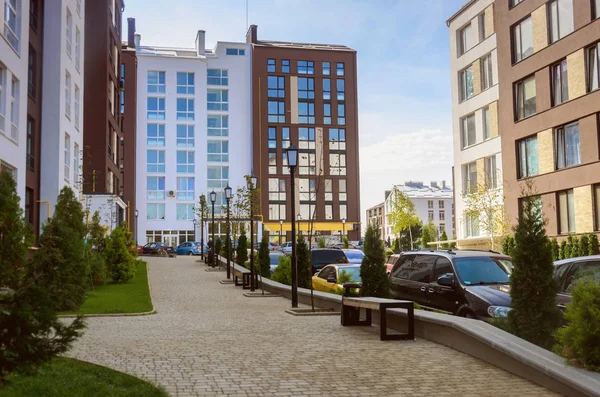 Güzel yeni modern konut kompleksi. Beyaz ve kahverengi evleri