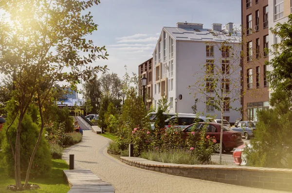 Güzel yeni modern konut kompleksi. Beyaz ve kahverengi evleri