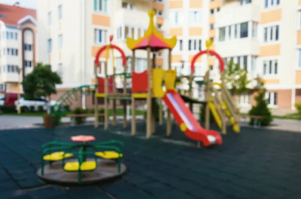 Novo parque infantil moderno brilhante no novo verão reside — Fotografia de Stock