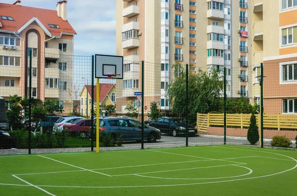 Novo campo de esportes com um anel bassetol e enseada verde artificial — Fotografia de Stock