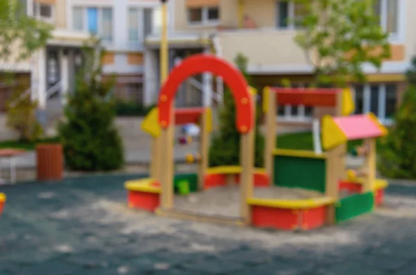 Nuevo parque infantil brillante moderno en el nuevo verano residen — Foto de Stock