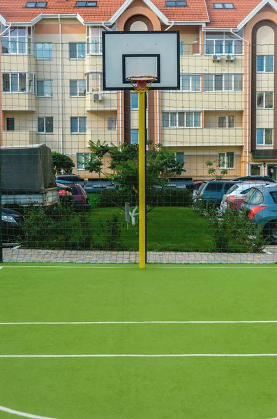 yeni spor zemin bassetol halkalı ve yapay yeşil koyu