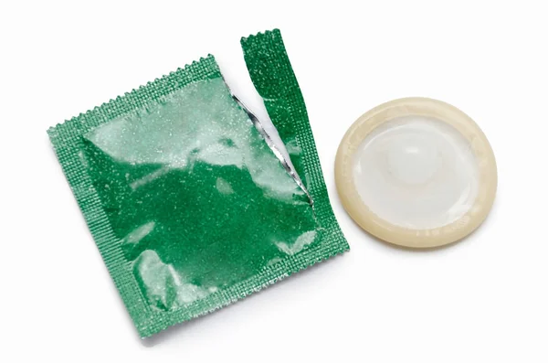 Grüne zerrissene Verpackung für Kondom und Kondom — Stockfoto