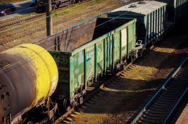 Eski tozlu demiryolu yük arabaları ve güç hatları ile görünümünü 