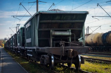 Eski tozlu demiryolu yük arabaları ve güç hatları ile görünümünü 