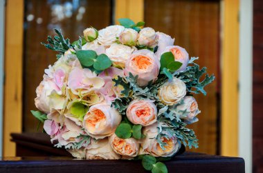 güzel bir gelin gül ve eucaly ciddi gelin buketi