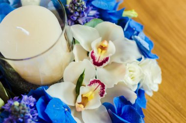 Güzel çiçek aranjmanı mavi ortanca, orkide, ve c