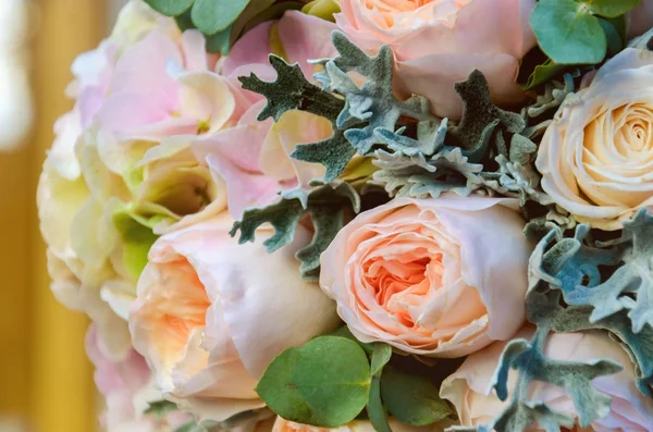 Hermoso ramo de novia solemne de una novia de rosas y eucalias — Foto de Stock
