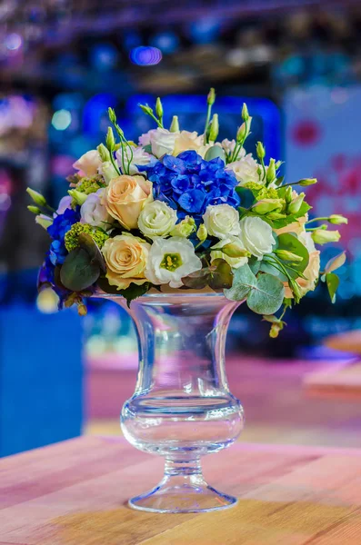 Arranjo de flor bonito (buquê) de hortênsia azul, orquídea — Fotografia de Stock