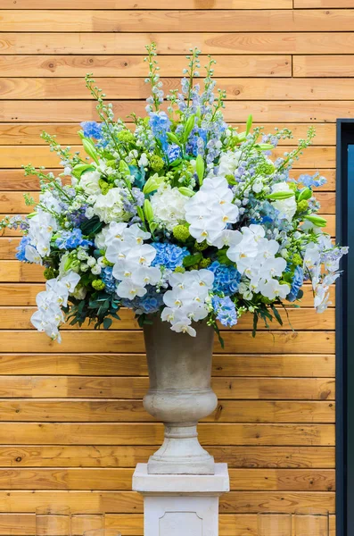 Hermoso arreglo floral (ramo) de hortensias azules, orquídea —  Fotos de Stock