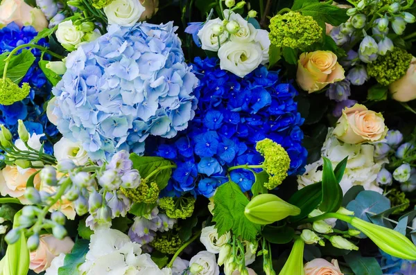 Hortênsia azul brilhante em um belo arranjo de flores — Fotografia de Stock