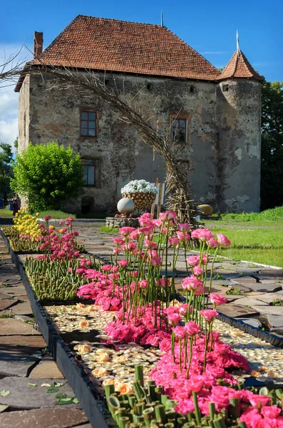 Hermoso callejón en el parque con un arreglo floral de rosas n — Foto de Stock