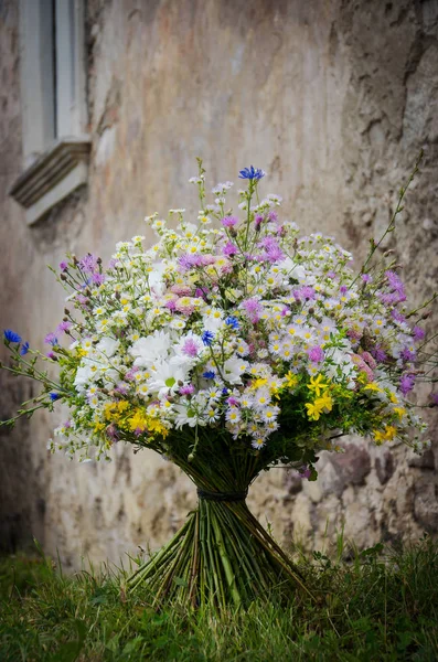 Kır çiçekleri buketi parlak tasarım — Stok fotoğraf