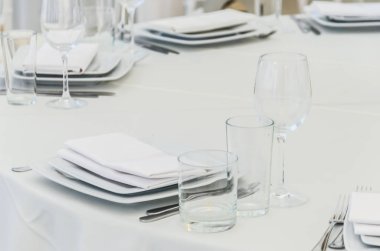 Tablo bir restoranda bir kutlama için dekore edilmiş