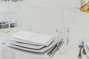 Tablo bir restoranda bir kutlama için dekore edilmiş