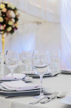 Tablo bir restoranda bir kutlama için dekore edilmiş