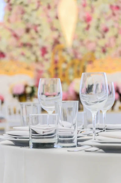 Mesa bellamente decorada para una celebración en un restaurante en — Foto de Stock